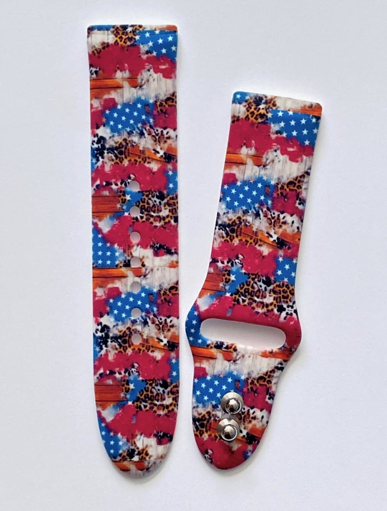 Op de afbeelding: Een rood, wit en blauw gepatroneerd horlogebandje met een luipaardprint. Het bandje is gemaakt van siliconen en heeft een sportieve uitstraling.
