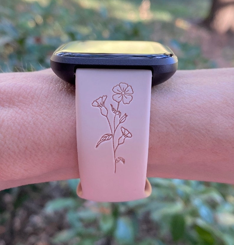Op de afbeelding: Een roze siliconen horlogeband met een bloemenpatroon. De band is compatibel met smartwatches.