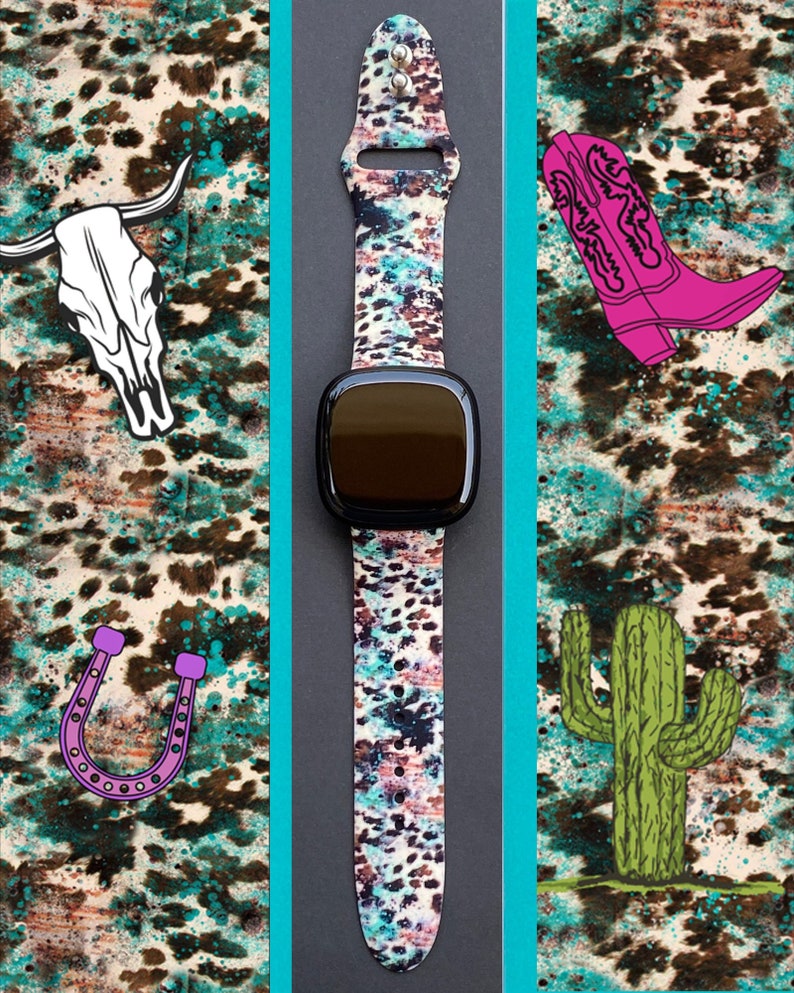 Puede incluir: Un smartwatch con una esfera negra y una banda colorida con un patr&oacute;n de cr&aacute;neo de vaca, herradura, cactus y bota de vaquero. La banda est&aacute; hecha de silicona y tiene un dise&ntilde;o de cierre.