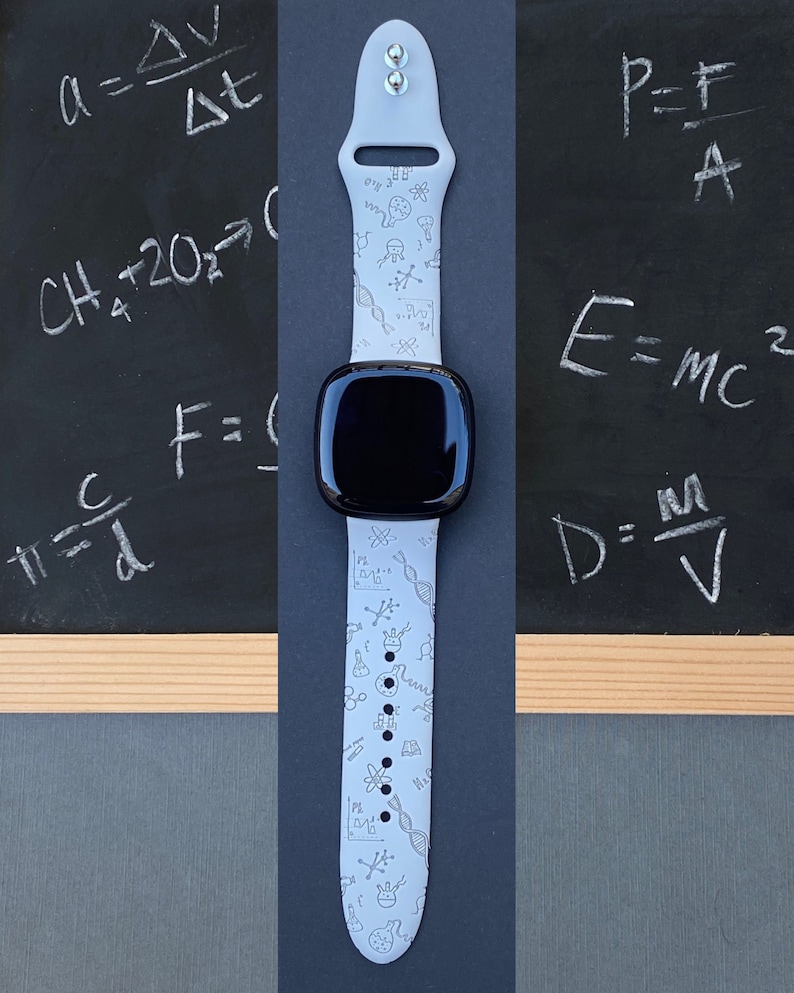 Pu&ograve; includere: Un Apple Watch bianco con quadrante nero e cinturino in silicone bianco. Il cinturino &egrave; stampato con illustrazioni a tema scientifico, tra cui atomi, molecole e filamenti di DNA.