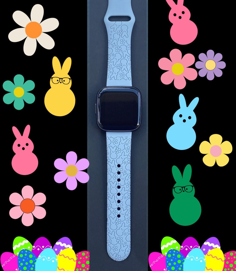 K&ouml;nnte beinhalten: Eine hellblaue Smartwatch mit passendem Armband mit einem sich wiederholenden Hasen- und Blumenmuster. Das Bild ist mit farbenfrohen Grafiken zum Thema Ostern dekoriert, darunter Blumen, Hasenfiguren und dekorierte Eier, vor schwarzem Hintergrund.