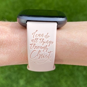 K&ouml;nnte beinhalten: Ein rosafarbenes Silikon-Armband f&uuml;r eine Uhr mit den Worten "Ich kann alles durch Christus" in Ros&eacute;gold gepr&auml;gt.