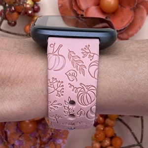 K&ouml;nnte beinhalten: Ein rosafarbenes Silikon-Armband mit einem Herbst-Design mit K&uuml;rbissen, Bl&auml;ttern und Beeren. Das Armband ist kompatibel mit Smartwatches.