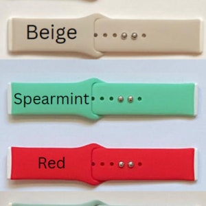 Peut inclure: Cinq bracelets de montre en silicone de couleurs diff&eacute;rentes. Les bracelets sont bleu clair, beige, menthe verte, rouge et bleu vert.