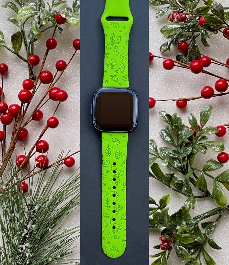 Puede incluir: Una pulsera de reloj inteligente de color verde brillante con un patr&oacute;n de hojas de acebo y bayas. La pulsera est&aacute; hecha de silicona y es compatible con la mayor&iacute;a de los relojes inteligentes.