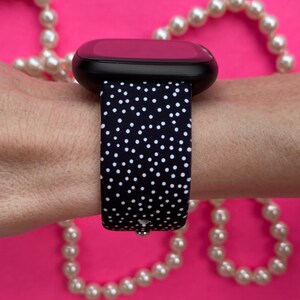 Pu&ograve; includere: Un cinturino per smartwatch a pois neri e bianchi. Il cinturino &egrave; realizzato in silicone e ha una sensazione liscia e confortevole.