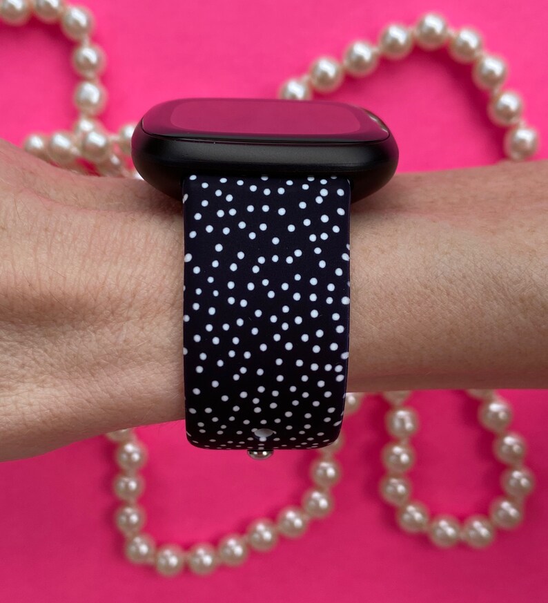 Pu&ograve; includere: Un cinturino per smartwatch a pois neri e bianchi. Il cinturino &egrave; realizzato in silicone e ha una sensazione liscia e confortevole.
