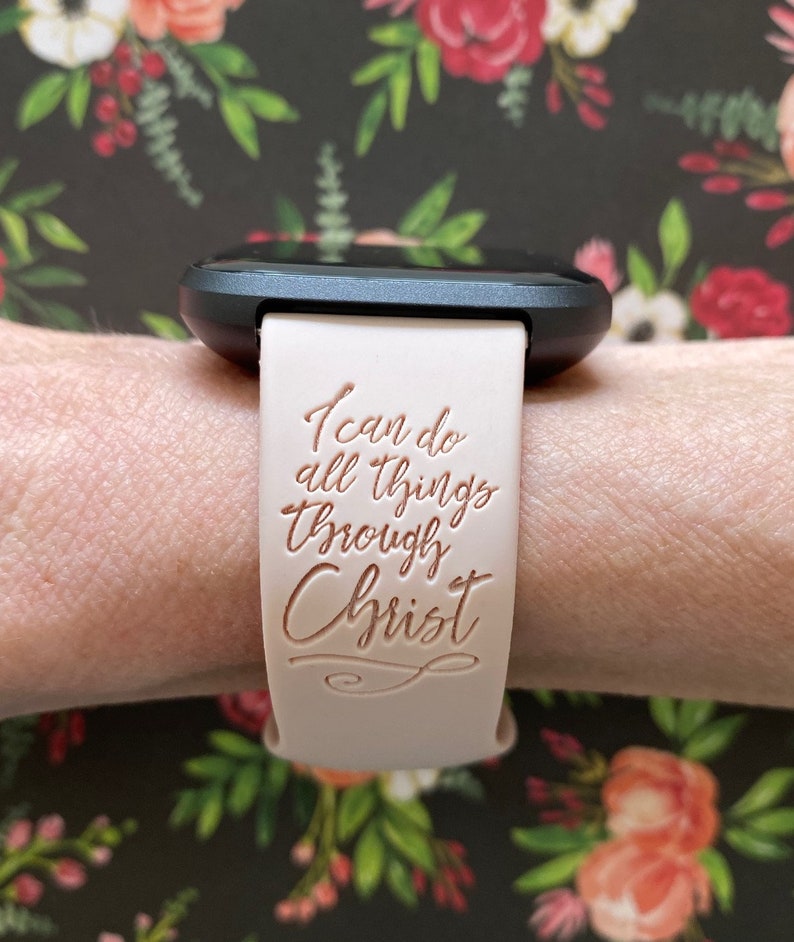 K&ouml;nnte beinhalten: Ein hellrosa Armband mit den Worten "Ich kann alles durch Christus" in kupferfarbener Schrift.