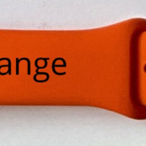 Puede incluir: Banda de reloj Apple de silicona naranja con cierre de hebilla y cuatro agujeros para ajustar el ajuste.