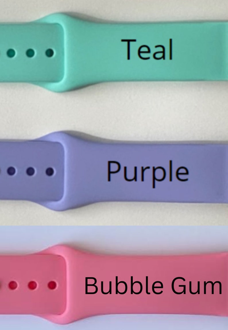 K&ouml;nnte beinhalten: Drei farbige Uhrenarmb&auml;nder in Teal, Lila und Bubblegum-Pink. Jedes Band hat ein rechteckiges Design mit L&ouml;chern zur Anpassung und dem aufgedruckten Farbnamen. Die B&auml;nder bestehen aus einem flexiblen Material.