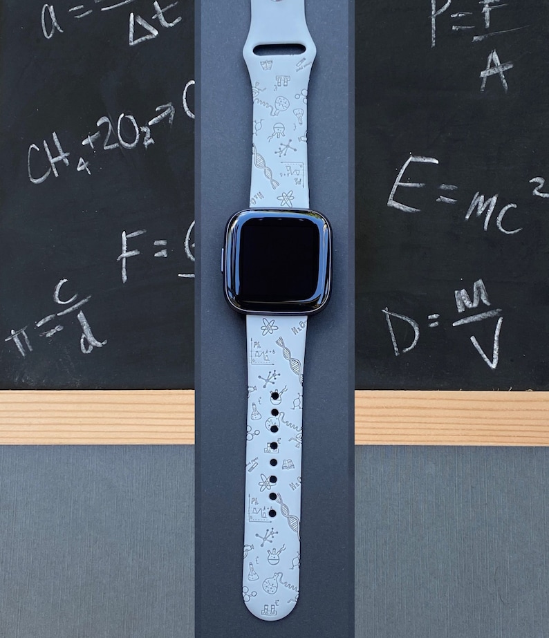 Pode incluir: Uma pulseira de rel&oacute;gio de silicone cinza com uma estampa branca de f&oacute;rmulas e s&iacute;mbolos cient&iacute;ficos. A pulseira &eacute; projetada para um smartwatch com uma face preta.