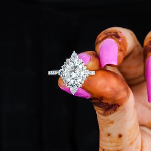 Anillo de compromiso vintage con halo de moissanita ovalada de 3 quilates, anillo de bodas con diamantes incoloros, banda fina con halo y piedra lateral pavé, regalo para ella