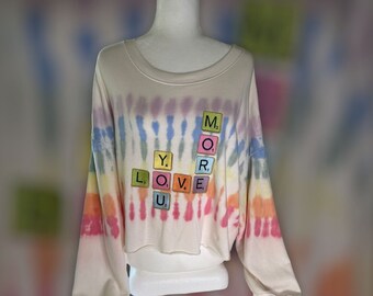 Sudadera Tie Dye adornada con bordado: Rainbow Scrabble Words "Love You More"