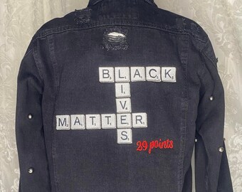 Black Lives Matter BLM Scrabble Bordado Reciclado Negro Denim Chaqueta Tamaño Pequeño