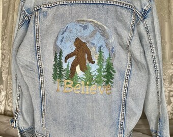 Glow in the Dark PNW Sasquatch Big Foot "I Believe" Bordado Chaqueta de mezclilla reciclada