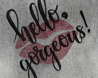 Chaqueta vaquera adornada con bordado: "Hello Gorgeous" y labios holográficos
