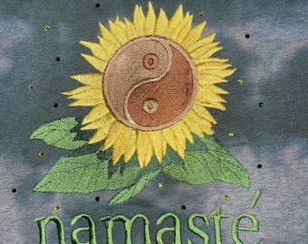 Sudadera con capucha recortada adornada con bordados y gemas: Girasol Yin Yang Namaste