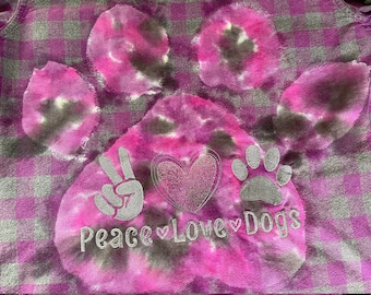 Tie Dye Paw Print "Peace Love Dogs" Franela