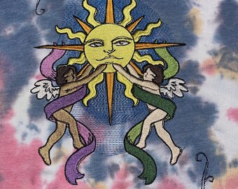 Tie Dye Sudadera con capucha adornada con bordados: Tarot Card Design The Sun