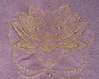 Sudadera con capucha recortada adornada con bordados y gemas: flor de loto