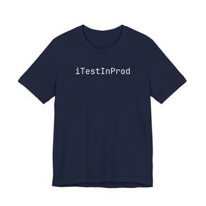 Op de afbeelding: Marineblauw T-shirt met de witte tekst "iTestInProd" in het midden. Dit shirt met korte mouwen is gemaakt van een zacht materiaal en is geschikt voor dagelijks gebruik.