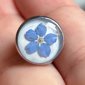 Broche faite main avec insigne myosotis, quelque chose de bleu, amour, souvenir, anniversaire, bijoux de mariage, épingle de pudeur, épinglette, cadeau, image 1