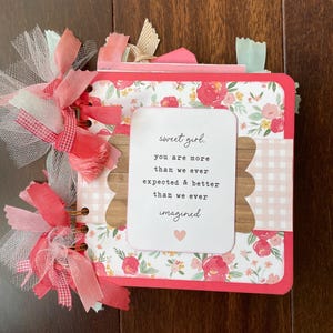 El álbum de recortes para niña hecho a pedido es el regalo perfecto hecho a mano para abuelos o tías y tíos orgullosos.