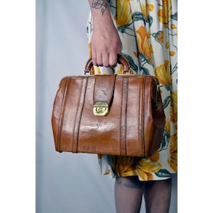 Sac à main mallette valisette cuir marron vintage années 70 1970 70s Seventies