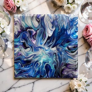 Op de afbeelding: Set van drie keramische mokken met een gespikkelde, matte afwerking. De mokken zijn in crème, lichtgrijs en donkergrijs. Elke mok heeft een eenvoudig, minimalistisch ontwerp.