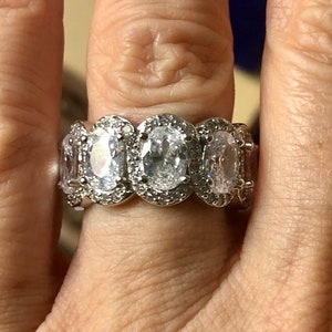 Un anello Eternity completo con taglio ovale impeccabile - Anello anniversario