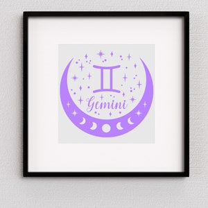 Puede incluir: Impresi&oacute;n enmarcada con un dise&ntilde;o de signo zodiacal G&eacute;minis en morado claro. El dise&ntilde;o incluye el s&iacute;mbolo de G&eacute;minis, la palabra "Gemini", estrellas y una luna creciente con fases. La impresi&oacute;n est&aacute; sobre un fondo gris claro.