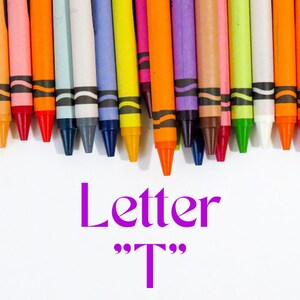 K&ouml;nnte beinhalten: Eine Ansammlung farbiger Wachsmalstifte in verschiedenen Farbt&ouml;nen, darunter Orange, Rot, Blau und Gr&uuml;n, vor einem wei&szlig;en Hintergrund angeordnet. Das Wort "Letter" und der Buchstabe "T" sind in leuchtendem Lila dargestellt.