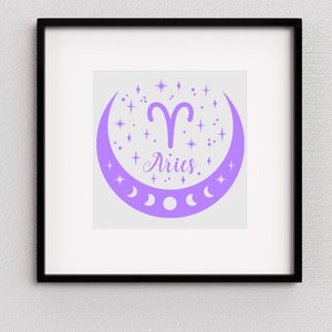 Puede incluir: Impresi&oacute;n enmarcada con un s&iacute;mbolo del zodiaco Aries en lavanda. El dise&ntilde;o incluye el glifo de Aries, una luna creciente con fases, estrellas y la palabra "Aries" en cursiva. La obra de arte est&aacute; enmarcada en negro.