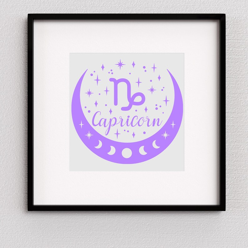 Puede incluir: Impresi&oacute;n enmarcada con un dise&ntilde;o de signo zodiacal Capricornio en morado claro. El dise&ntilde;o incluye el s&iacute;mbolo de Capricornio, la palabra "Capricornio", una luna creciente, estrellas y fases lunares. La impresi&oacute;n est&aacute; sobre un fondo gris claro.