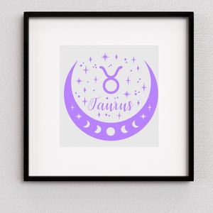 Puede incluir: Una impresi&oacute;n enmarcada con un dise&ntilde;o de signo zodiacal Tauro lavanda. El dise&ntilde;o incluye el s&iacute;mbolo de Tauro, estrellas y una luna creciente con fases. La palabra "Taurus" est&aacute; escrita en una fuente de escritura. La impresi&oacute;n est&aacute; sobre un fondo gris claro.