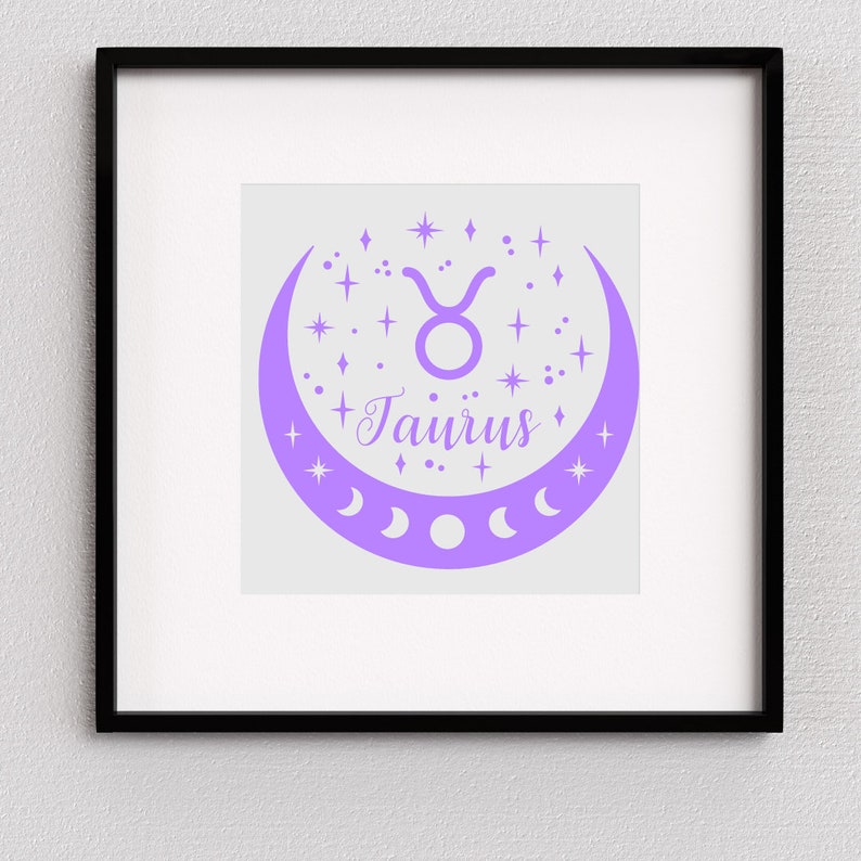 Puede incluir: Una impresi&oacute;n enmarcada con un dise&ntilde;o de signo zodiacal Tauro lavanda. El dise&ntilde;o incluye el s&iacute;mbolo de Tauro, estrellas y una luna creciente con fases. La palabra "Taurus" est&aacute; escrita en una fuente de escritura. La impresi&oacute;n est&aacute; sobre un fondo gris claro.