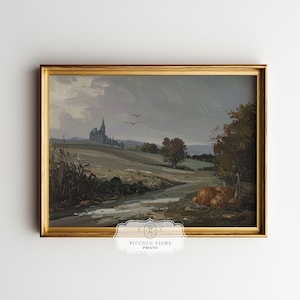 Op de afbeelding: Een ingelijst landschapsschilderij met een goudkleurige lijst. Het kunstwerk toont een landelijke scène met een kasteel in de verte, een weg en pompoenen. De lucht is bewolkt en het kleurenpalet is gedempt met groen, bruin en grijs.