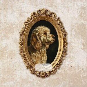 Könnte beinhalten: Ein oval gerahmter Kunstdruck mit einem Hundepotrait. Der Hund hat hellbraunes Fell und ist vor einem dunklen Hintergrund platziert. Der verzierte goldene Rahmen hat florale und scrollende Details. Der Druck trägt die Aufschrift "PICCOLO FIORE PRINTS".