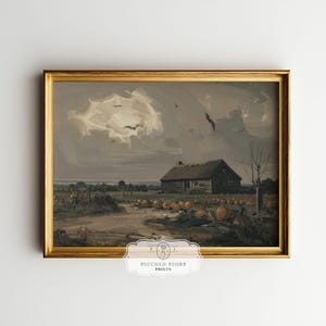 Op de afbeelding: Een ingelijst landschapsschilderij met een goudkleurige lijst. Het kunstwerk toont een landelijke scène met een verweerde hut, pompoenen en een bewolkte lucht. De tekst "PICCOLO FIORE PRINTS" is zichtbaar onderaan.