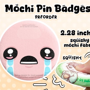Puede incluir: Una insignia de mochi rosa con una cara de dibujos animados llorando. La insignia tiene un diámetro de 5,8 cm y está hecha de tela de mochi suave. El texto "Mochi Pin Badgës" y "PREORDER" está en la parte superior de la imagen. El texto "SQUISHY" está en la parte inferior de la imagen.