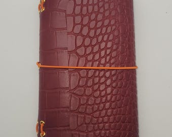 Diario de viaje de bolsillo tamaño A6 en piel sintética de cocodrilo roja (inserciones y dije incluidos)
