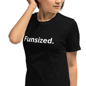Pode incluir: Uma camiseta preta de manga curta com o texto "Funsized." impresso em branco na frente.