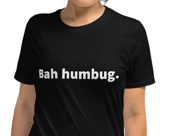 Könnte beinhalten: Schwarzes T-Shirt mit kurzen Ärmeln und weißem Text "Bah humbug."