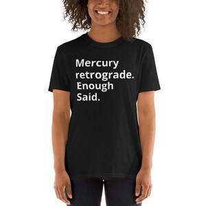 Puede incluir: Camiseta negra con texto blanco que dice "Mercurio retrógrado. Suficiente dicho."