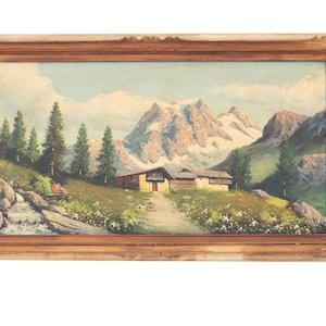 Può includere: Un dipinto ad olio incorniciato che rappresenta un paesaggio montano con una piccola capanna in primo piano. Le montagne sono innevate e il cielo è blu con nuvole bianche. C'è un piccolo ruscello che scorre lungo il pendio.