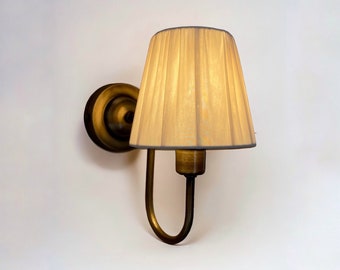 Sconce de pared minimalista, Sconce de pared del dormitorio, Sconce de pared de tela, Sconce de pared de latón antiguo, luz de pared de latón, Sconce de mediados de siglo, Sconce de pared