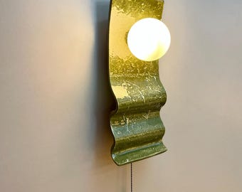 Applique murale en céramique, applique murale faite main à glaçure réactive ondulée, éclairage sculptural moderne en céramique, applique murale en céramique artisanale