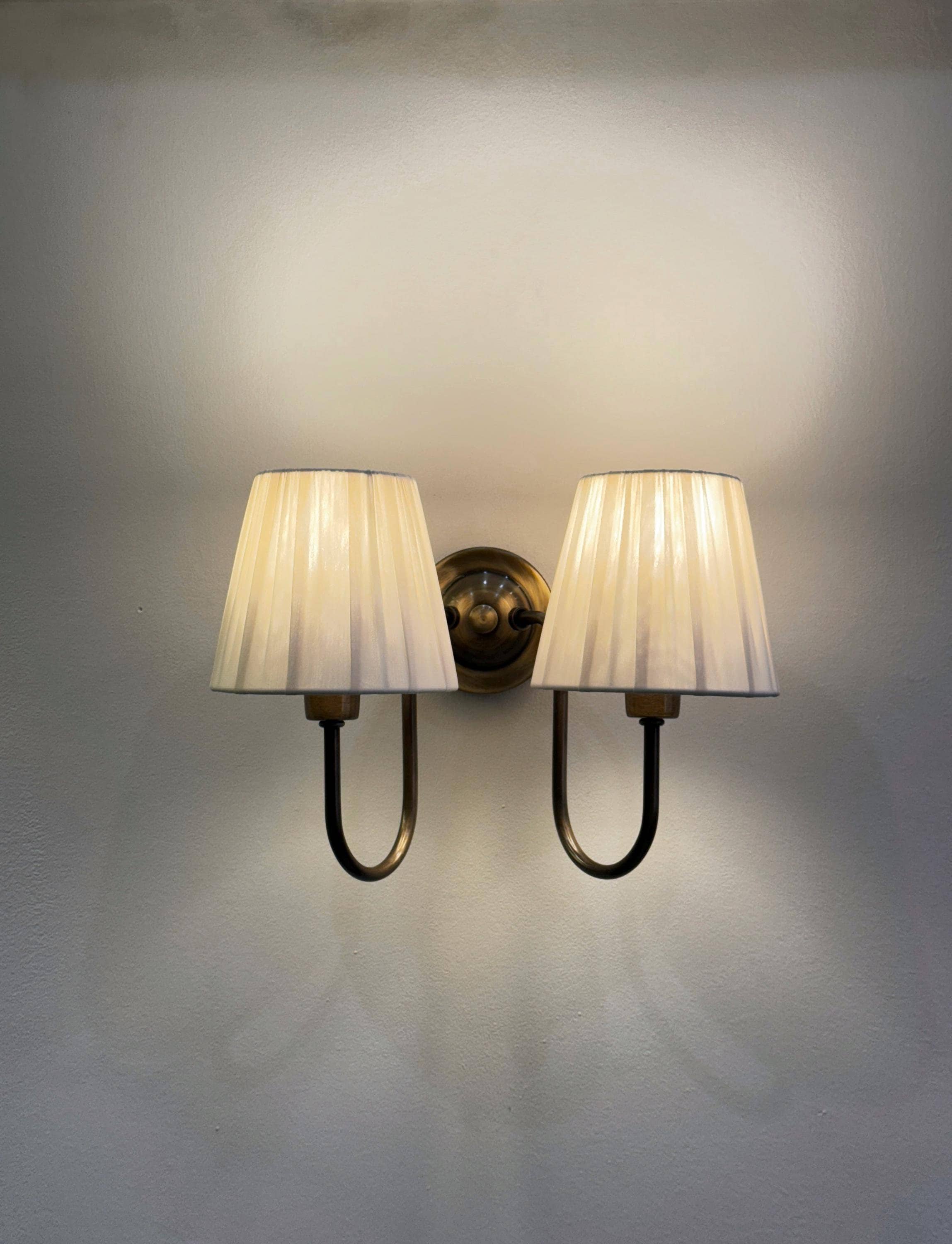 Aplique de pared de 2 luces, aplique de pared de tela con dos luces, aplique de dormitorio minimalista, aplique de pared de tela, aplique de latón antiguo, aplique de luz