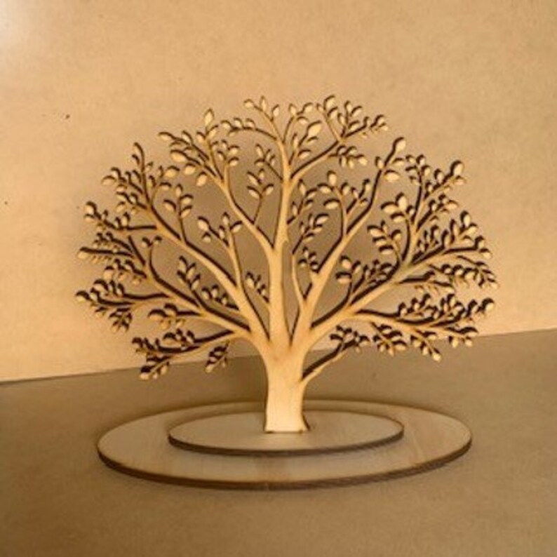 Un árbol De Madera Con Hojas Y Ramas Se Muestra Sobre Un Fondo Blanco