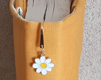 Personalized gold metal bookmark with daisy flower costume jewelry, original gift to offer for women and teenage readers